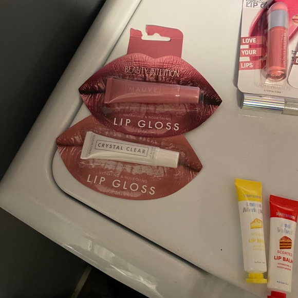 Makeup - Picture 2 of 3